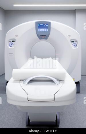 Modernes Krankenhaus-Radiologiezentrum mit High-Tech-CT-, MRT- oder PET-Scanner. Fortschrittliche nuklearmedizinische Bildgebung, Magnetresonanz und Szintigraphie. Stockfoto