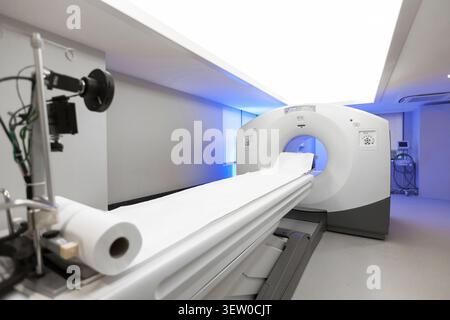 Modernes Krankenhaus-Radiologiezentrum mit High-Tech-CT-, MRT- oder PET-Scanner. Fortschrittliche nuklearmedizinische Bildgebung, Magnetresonanz und Szintigraphie. Stockfoto