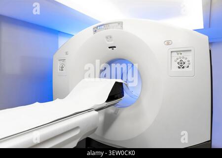 Modernes Krankenhaus-Radiologiezentrum mit High-Tech-CT-, MRT- oder PET-Scanner. Fortschrittliche nuklearmedizinische Bildgebung, Magnetresonanz und Szintigraphie. Stockfoto