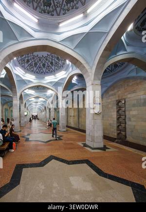 Taschkent, Usbekistan - 6. Juni 2026: Die Passagiere nutzen eine dekorierte Station der Taschkent Metro, die für ihre unverwechselbare Architektur und ihr Design bekannt ist. Stockfoto