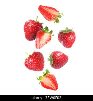 Frische saftige Erdbeeren, die auf weißem Hintergrund fallen Stockfoto