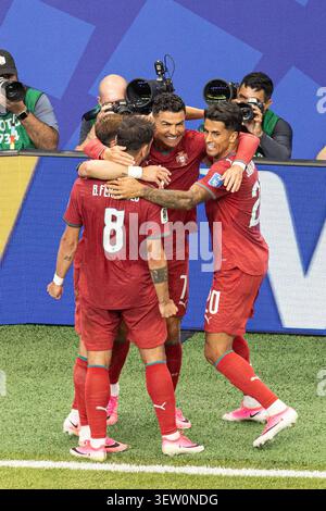Bruno Fernandes aus Portugal (L), Cristiano Ronaldo aus Portugal (C) und Joao Cancelo aus Portugal (R) feiern, nachdem sie beim Fußball-Spiel der FIFA-Weltmeisterschaft 2026 zwischen Portugal und Usbekistan im NRG-Stadion ein Tor geschossen haben. Endpunktzahl; Portugal 5:0 Usbekistan. Stockfoto