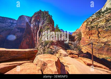 Angels Landing Trail Kettenabschnitt mit dramatischen Red Cliffs und Blue Sky Stockfoto
