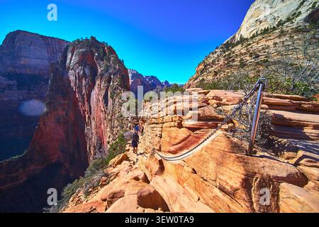 Angels Landing Trail Chain Section und Wanderer auf den dramatischen Red Cliffs Utah Stockfoto