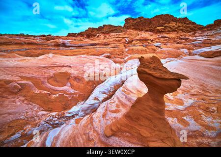Sandsteinformationen und geschichtete Red Rocks unter dem blauen Himmel Stockfoto