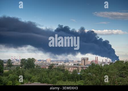 Großbrand in der Ölraffinerieproduktion mit dickem Rauch aus dem Industriebereich Stockfoto