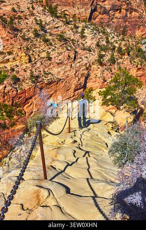 Angels Landing Trail Chain Section Mit Wanderern Und Dramatischen Sandstone Cliffs Utah Stockfoto