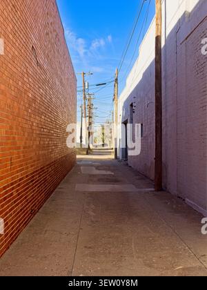 Gasse zwischen zwei Ziegelmauern im Zentrum von Brownfield Texas Stockfoto