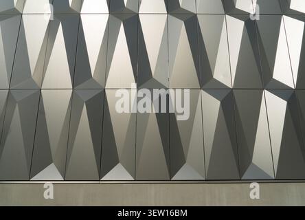 Fassade eines Eisenwarengeschäfts am Kurfürstendamm, ALUCOBOND Geometrie von Müller Reimann Architekten, Berlin, 2013. Stockfoto