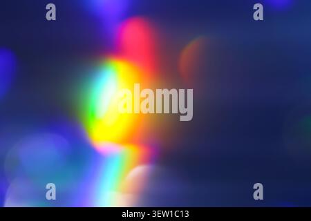 Abstrakter Regenbogenlichteffekt für Technologiedesign, kreatives Branding, digitale Kunst, Präsentationen, Poster, Musik-Visuals, zeitgenössische Hintergründe. Stockfoto