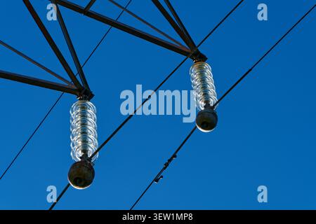 Nahaufnahme von Glasisolatoren auf einem Strommast und Übertragungsleitungen in Arthur's Pass, Selwyn District, Canterbury Region, Neuseeland Stockfoto