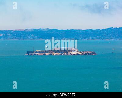Alcatraz Island aus der Vogelperspektive in San Francisco Bay, Stadt San Francisco, Kalifornien, USA. Die Insel wird als militärische Festung genutzt und gespeist Stockfoto