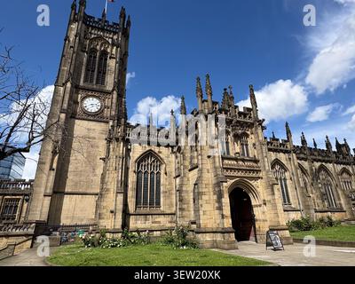 Außenansicht der Kathedrale von Manchester, einer denkmalgeschützten spätgotischen Kirche im Stadtzentrum von Manchester. Stockfoto