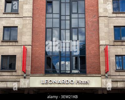 Außenansicht eines modernen Ziegelstein- und Glasgebäudes des Leonardo Hotels in Manchester, Großbritannien. Stockfoto