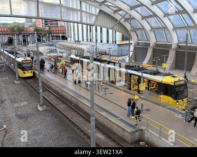 Straßenbahnverbindung am Bahnsteig Victoria Station. Manchester, England. Stockfoto