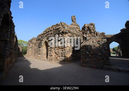 Ruinen im Qutab Minar Complex in Süd-Delhi, Indien. Stockfoto