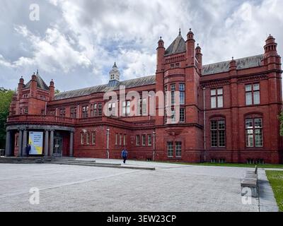 Fassade aus rotem Backstein der Whitworth Art Gallery in Whitworth Park, Manchester, England. Stockfoto