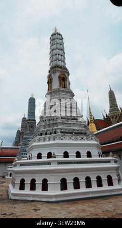Vertikale, Weiße Mehrschichtige Runde Stupa Mit Weitem Schuss In Bangkok Temple Compound Stockfoto