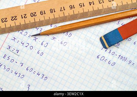 Schulpapier. Lineal, Bleistift und Radiergummi auf dem Hintergrund des Notizbuchs des Schülers. Stockfoto