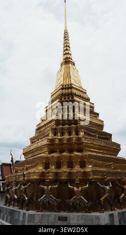 Vertikaler Niedrigwinkelschuss, Massiver Mehrschichtiger Vergoldeter Goldstupa Grand Palace Bangkok Stockfoto