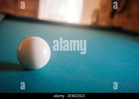 Weißer Billardball Auf Blauem Billardtisch Stockfoto