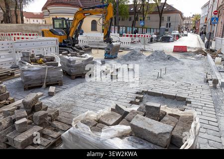 Bagger auf Straßenbaustelle mit Steinpflastern. Vilnius, Litauen, 1. Mai 2026 Stockfoto