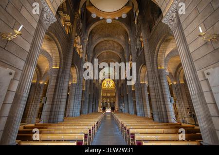 MONACO, MONACO, 23. MÄRZ 2026 - das Innere der Kathedrale unserer Lieben Frau Unbefleckten (oder der St. Nikolaus Kathedrale) im Fürstentum Monaco Stockfoto