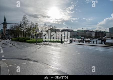 Breite Tagesansicht des Binnenalsters und der Jungfernstieg-Promenade, mit dem historischen Turm des Hamburger Rathauses im Hintergrund in Hamburg Stockfoto