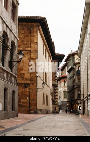 Oviedo, Asturien, Spanien - 13. April 2026: Majestätische Häuser im historischen Zentrum der Stadt Oviedo, Asturien, Spanien. Stockfoto