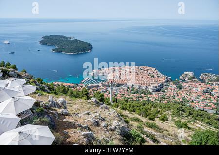 Hochwinklige Panoramaansicht der ummauerten Altstadt von Dubrovnik und der Insel Lokrum vom Berg Srd aus während des Tages, Kroatien. Stockfoto