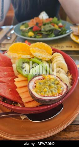 Fresh Fruit Bowl Close-up — Wassermelone, Kiwi, Orange, Banane und Passion Fruit Healthy Breakfast Bowl Stockfoto
