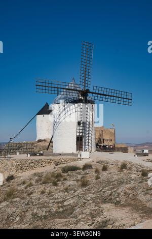 Don Quijote berühmte traditionelle Windmühlen auf dem Hügel von Consuegra, Toledo, Spanien Stockfoto