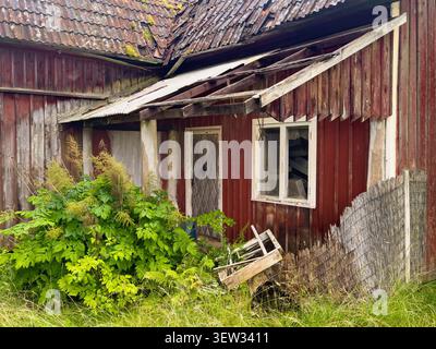 Altes verlassenes Haus mit einem bewachsenen Garten Stockfoto
