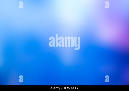 Abstrakte Farbunschärfe im Hintergrund mit blauen, rosa, roten und weißen Farbverläufen. Glänzender, heller, glatter Hintergrund für digitale Kunst, Poster und Websites. Stockfoto