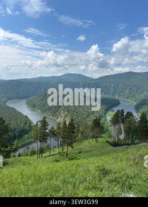 Atemberaubender Panoramablick auf den Mana-Fluss in den Bergen von Sibirien. Majestätische wilde Waldlandschaft für Reisebanner und Editorial Stockfoto