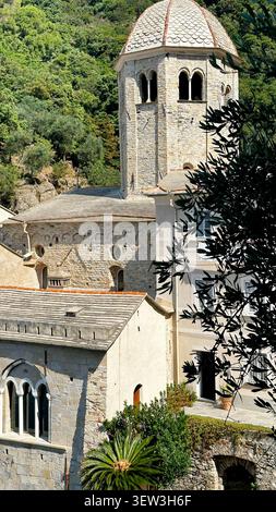Antike romanische Architektur der Abtei San Fruttuoso Steinklosterkomplex. Historische mittelalterliche Gebäudefassade mit Bogenfenstern und Details Stockfoto