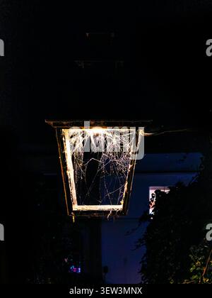 Eine dunkle, stimmungsvolle Gasse in Bath mit einer Laterne, die mit Spinnweben bedeckt ist, schafft eine stimmungsvolle Gothic-Szene, die für Buchcover geeignet ist Stockfoto