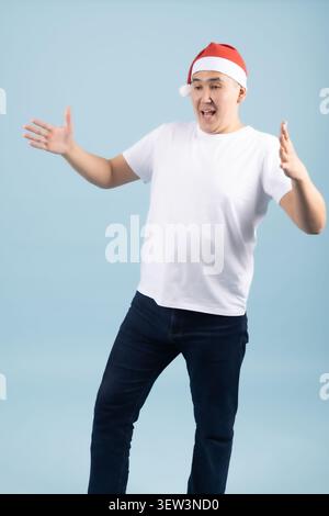Ein junges festliches Model mit weihnachtsmann-Hut im Studio Stockfoto