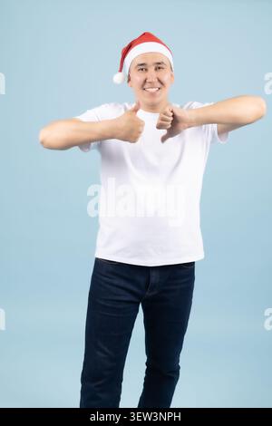 Ein junges festliches Model mit weihnachtsmann-Hut im Studio Stockfoto