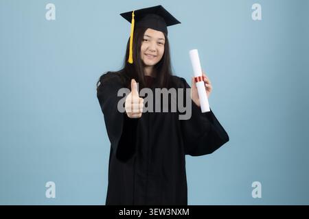 Erfolgreiche junge Studentin mit einem Zertifikat im Atelier Stockfoto