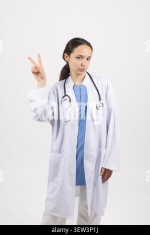Professionelle Ärztin posiert in Studioumgebung Stockfoto