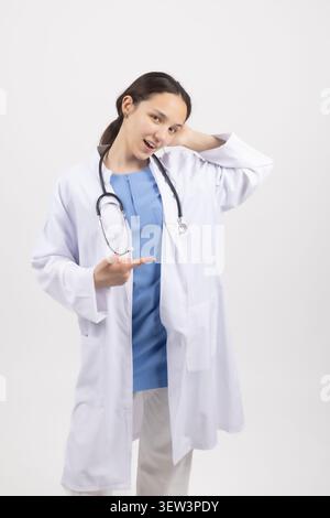 Professionelle Ärztin posiert in Studioumgebung Stockfoto