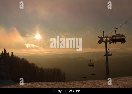 Atemberaubende Landschaft im Bayerischen Wald bei Mitterdorf - ruhige Winterlandschaft bei Sonnenaufgang mit Skilift Stockfoto
