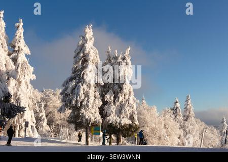 Atemberaubende Landschaft im Bayerischen Wald bei Mitterdorf - ruhige Winterlandschaft bei Sonnenaufgang, mit Skilift mit leeren Stühlen, die einen sn hinaufsteigen Stockfoto