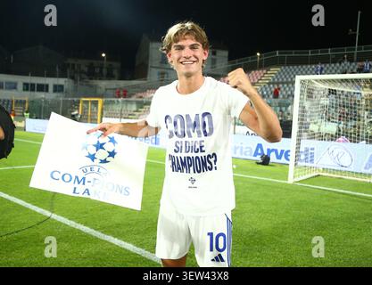 Como's player celebrates during the Serie A soccer match between Cremonese and   Como  at the Giovanni Zini in Cremona, north west Italy - Domenica  , 24 Maggio  2026. Sport - Soccer . (Photo by Alberto Marianii/Lapresse) Stockfoto