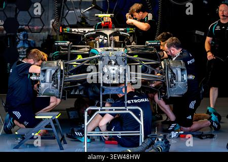 Spielberg, Österreich. Juni 2026. SPIELBERG - Mechanik am Auto des Formel-1-Fahrers Kimi Antonelli oder des Mercedes AMG-Petronas Formel-1-Teams während der Formel-1-Austria auf dem Red Bull Ring am 25. Juni 2026 in Spielberg, Österreich. (Foto: Marcel van Dorst/EYE4IMAGES/DeFodi Images) Credit: DeFodi GmbH & Co. KG/Alamy Live News Stockfoto