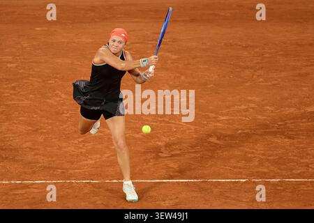PARIS, FRANKREICH - 4. JUNI: Diana Shnaider gegen Maja Chwalinska aus Polen während des Halbfinalspiels der Frauen-Singles am Tag zwölf der Fren 2026 Stockfoto