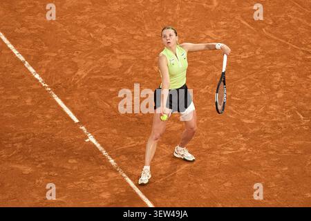 PARIS, FRANKREICH - 4. JUNI: Maja Chwalinska aus Polen gegen Diana Shnaider während des Halbfinalspiels der Frauen-Singles am 12. Tag der Fren 2026 Stockfoto