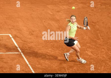 PARIS, FRANKREICH - 4. JUNI: Maja Chwalinska aus Polen gegen Diana Shnaider während des Halbfinalspiels der Frauen-Singles am 12. Tag der Fren 2026 Stockfoto