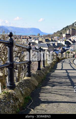 Llandudno, Conwy, Wales – 20. März 2020: Fußweg mit Blick auf die Dächer in Richtung Llandudno Bay und Little Orme Stockfoto